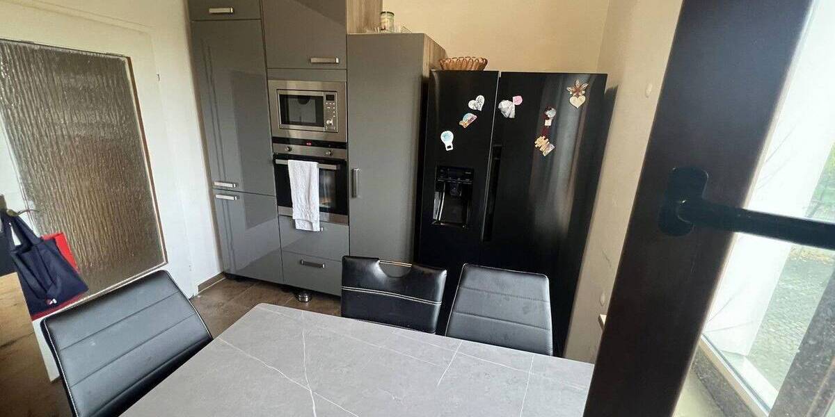 Freistehendes Zweifamilienhaus inkl. 2 Einzelgaragen in Augsburg-Bärenkeller 8 zimmer